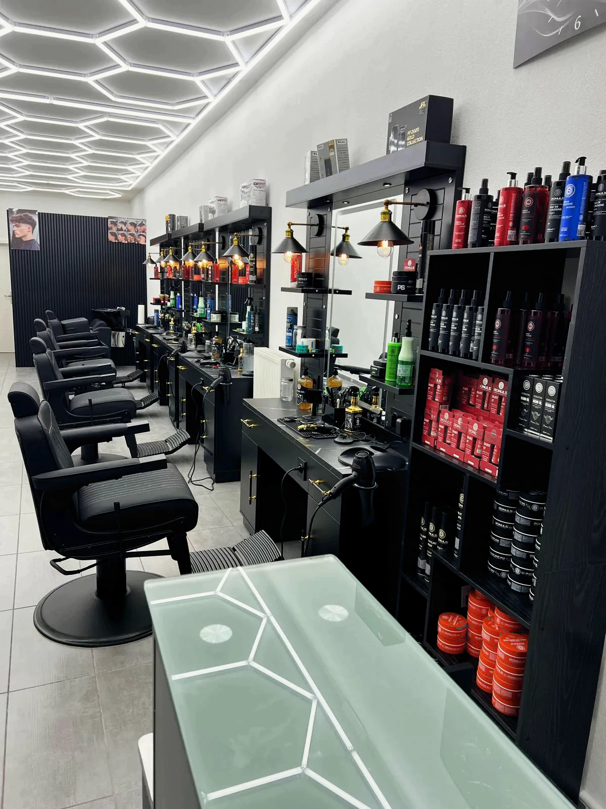 Barberplätze, Stühle und Pflegeprodukte bei Fade And Blade