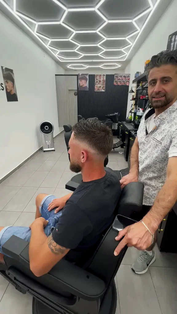Sauberer Herren-Fade nach dem Haarschnitt bei Fade And Blade