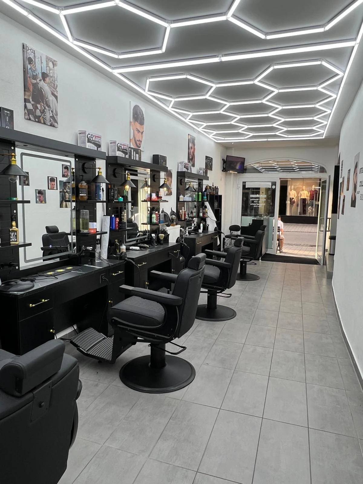 Innenansicht von Fade And Blade Ravensburg mit Barberstühlen, Spiegelplätzen und markanter LED-Decke